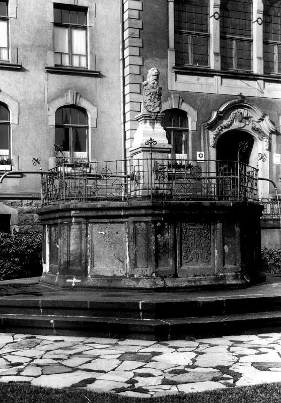 (086) marktbrunnen um 1940.JPG